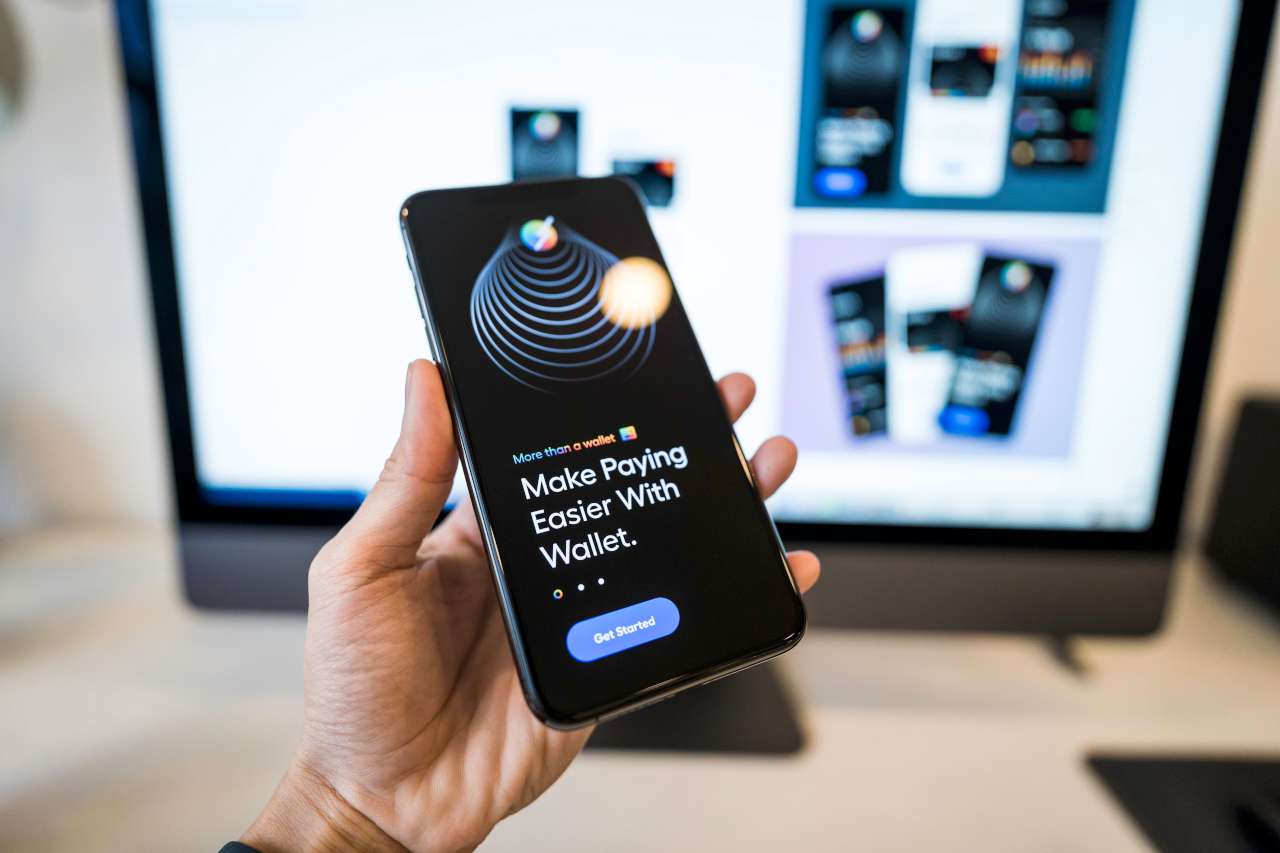 Mano che tiene uno smartphone con l'app del portafoglio digitale IT Wallet aperta